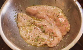 Ibuhos ang tubig sa isang hiwalay na lalagyan. Susunod na magdagdag ng asin, asukal at paminta. Magdagdag ng bay leaf. Mayroon kaming marinade para sa manok. Isawsaw ang mga dibdib ng manok sa likido at takpan ang pinggan nang mahigpit na may cling film. Ilagay ang ulam sa refrigerator para sa isang araw.
