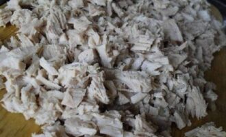 Kook het vlees een uur en verwijder eventueel schuim dat zich op het oppervlak vormt. Als de bouillon klaar is, haal je het varkensvlees uit de pan en snijd je het in blokjes. Het is beter om de bouillon door een fijne zeef te zeven om eventueel achtergebleven schuim te verwijderen. Kook het vlees een uur en verwijder eventueel schuim dat zich op het oppervlak vormt.Als de bouillon klaar is, haal je het varkensvlees uit de pan en snijd je het in blokjes. Het is beter om de bouillon door een fijne zeef te zeven om eventueel achtergebleven schuim te verwijderen.