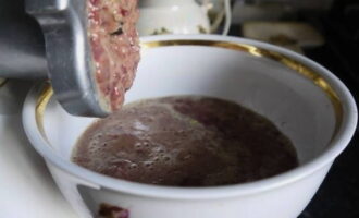 Picar la ceba i enviar-la juntament amb el fetge preparat a una picadora de carn o substituir-la per una batedora.