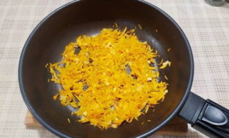 Värm vegetabilisk olja i en stekpanna och tillsätt löken. Fortsätt steka tills det är genomskinligt. Tillsätt sedan morötter och vitlök. Fortsätt steka tills morötterna blivit mjuka.