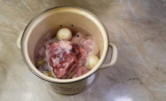 เติมเกลือ ออลสไปซ์ หัวหอมใหญ่ ใบกระวาน และหมูชิ้นหนึ่งทันที เติมน้ำเย็นลงในเนื้อหาทั้งหมดแล้วนำไปตั้งไฟให้ต่ำกว่าค่าเฉลี่ยเล็กน้อย ต้มโดยเปิดฝาไว้ 40 นาที