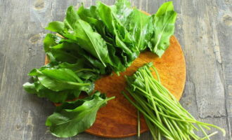 Rửa kỹ cây me chua dưới nước và để khô trên khăn giấy. Cắt bỏ cuống lá.