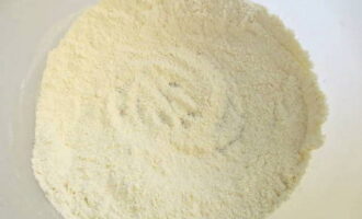 Com cuinar pastissos de Pasqua Kraffin? Passeu la farina per un colador, és important que tant el colador com el bol estiguin secs. Afegir sal i sucre i barrejar bé.