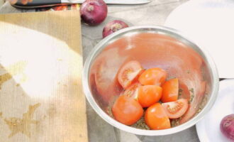 Tvätta först tomaterna och skär dem sedan i 4 skivor. De krossade tomaterna tillsätts omedelbart i marinaden.