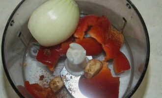 Intr-un blender bate legumele tocate si adauga condimente in varful unui cutit. Intr-un blender bate legumele tocate si adauga condimente in varful unui cutit.