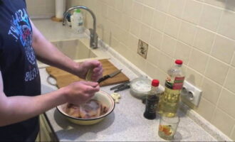 Aboqui la salsa de soja i l'oli vegetal en un bol amb marisc. Premeu el suc de la llimona. Assegureu-vos que no entrin ossos al plat. Perquè sigui més fàcil esprémer el suc, enrotlleu la fruita sobre la taula, pressionant-la amb el palmell. També podeu utilitzar suc de llimona preparat en ampolles. Barrejar bé el marisc.