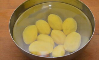 Rentar i pelar les patates. En triem un de mida mitjana, perquè un de petit es cremarà molt ràpidament per la calor del carbó, i un de gran, al contrari, no es coure. Tingueu en compte també que les diferents varietats de patates requeriran diferents temps de fregit, per la qual cosa és millor triar patates d'una determinada varietat per a una graella. 