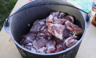 Plaats het gehakte vlees in een geschikte container die niet oxideert in een zure omgeving (email, glas, keramiek of plastic). Gebruik nooit aluminium kookgerei of kookgerei met beschadigde oppervlakken. Dit is gevaarlijk voor uw gezondheid. Wij gebruiken een gietijzeren ketel.