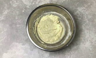 วิธีทำเค้กอีสเตอร์แสนอร่อยตามสูตรคลาสสิค? ร่อนแป้งครึ่งหนึ่งลงในชาม ผสมกับยีสต์แห้ง อุ่นนมที่อุณหภูมิ 35-40 องศา เพิ่มนมลงในแป้งและคนให้เข้ากันจนเนียน คลุมชามด้วยผ้าขนหนูแล้วทิ้งไว้ในที่อบอุ่นเป็นเวลาครึ่งชั่วโมง
