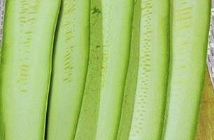 Hur lagar man zucchini på grillen? Tvätta grönsakerna och skär i strimlor 1 centimeter breda, salta på båda sidor.