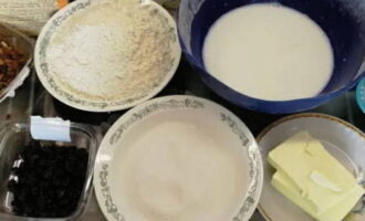 Cum să gătești cel mai delicios tort de Paște cu drojdie uscată? Mai întâi de toate, cerneți făina de grâu în laptele încălzit și amestecați drojdia. Lăsați aluatul într-un loc cald timp de 30 de minute.