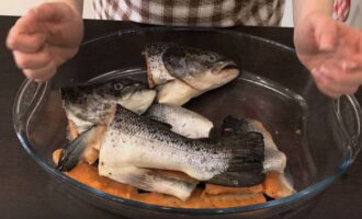 วิธีเตรียมซุปปลาจากหัวและหางปลาเทราท์ที่บ้าน? หากคุณต้องการคุณสามารถซื้อปลาเทราท์ทั้งตัวแล้วตัดหัวและหางออกได้ แต่จะประหยัดกว่ามากถ้าซื้อชุดซุปหัวหางและอาจเป็นสันเขา