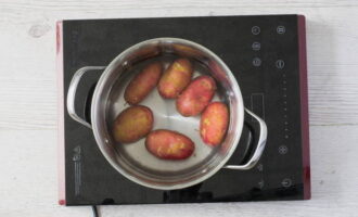 Hur förbereder man okroshka hemma? Tvätta potatisen och koka den i skalet.