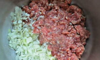 Si per algun motiu no heu pogut comprar carn de porc picada, feu servir carn de vedella o xai per al plat. També podeu barrejar diversos tipus de carn. La carn de porc picada s'ha de retorçar a través d'una picadora de carn. També podeu retorçar les cebes amb ell. Tanmateix, això no es recomana. Transferiu la carn picada acabada a un bol profund.Hi afegim ceba picada, herbes aromàtiques, llúpol de suneli (donen al plat un sabor caucàsic) i espècies. Desfeu una mica la mantega al microones. Afegiu-ho a la carn picada. Barrejar bé la carn. Ara hem de batre la carn picada en un bol. Com a resultat, la seva consistència ha de tornar-se viscosa perquè el lula kebab pugui mantenir la seva forma i no es desfà. 