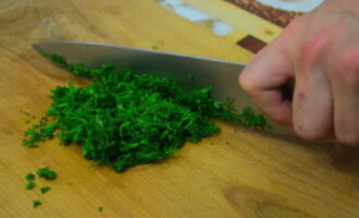 Spoel de dille en peterselie. Verwijder overtollig vocht eruit. Snijd de greens in kleine stukjes. Je kunt ook koriander, groene uien of basilicum gebruiken. 