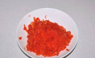 Tritureu bé els tomàquets fins a obtenir una pasta.