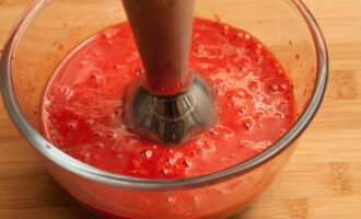 Maal aardbeien met een blender. Het moet puree zijn. Meng goed en laat 60 minuten staan. Gedurende deze tijd houden we de massa in de gaten, voortdurend roerend, zodat er geen korrels achterblijven.