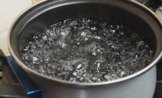 Zet een pan met water op het vuur en breng aan de kook.