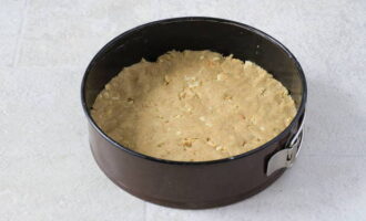 Combinar les molles amb la mantega i barrejar bé amb una espàtula. A continuació, col·loqueu la base de pastís de formatge al fons de la cassola i premeu bé. Poseu el motlle a la nevera durant aproximadament una hora. Combinar les molles amb la mantega i barrejar bé amb una espàtula. A continuació, col·loqueu la base de pastís de formatge al fons de la cassola i premeu bé. Poseu el motlle a la nevera durant aproximadament una hora.