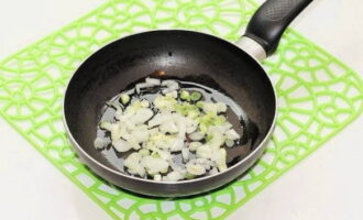 Finhacka den skalade löken och stek tills den är ljus gyllenbrun i het vegetabilisk olja. Finhacka den skalade löken och stek tills den är ljus gyllenbrun i het vegetabilisk olja.