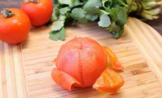 Sau đó, cẩn thận loại bỏ vỏ khỏi rau.