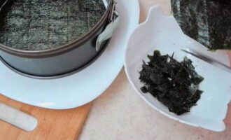 Tấm nori thứ hai và phần còn lại của tấm đầu tiên phải được cắt thành từng miếng nhỏ. 