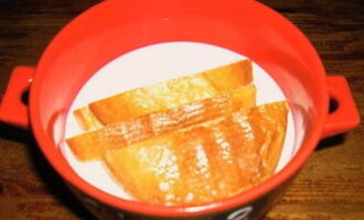 Als de snoekfilet klaar is, week je het brood in melk en laat je het 5-10 minuten staan. Gedurende deze tijd moet het brood de melk opnemen.
