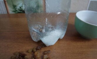 Thêm đường vào đây nữa. Sẽ rất thuận tiện khi sử dụng bình tưới có cổ mỏng cho việc này.