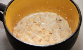 Punan ang mga hiwa ng puting tinapay na may gatas. Mash ang pagkain hanggang sa maging paste.