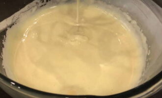 Tillsätt sylt, kondenserad mjölk och gräddfil. Blanda och vispa försiktigt med en mixer tills det är slätt.
