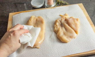 Pagkatapos ng 24 na oras, alisin ang inatsara na dibdib sa refrigerator. Alisin ang pelikula at alisin ang fillet mula sa pag-atsara, banlawan nang lubusan sa ilalim ng maligamgam na tubig at tuyo gamit ang isang tuwalya ng papel.