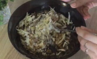 เพิ่มชีสขูดและครีมเปรี้ยวลงในเห็ด ผสม. ไส้พร้อมแล้ว