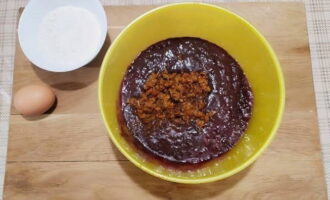 Vi tvättar nötköttslevern noggrant och tar bort filmerna från den. Vi rullar den genom en köttkvarn eller maler den med en mixer till gröttillstånd. Vi gör samma sak med att steka morötter, lök, vitlök och skicka dem till levern.