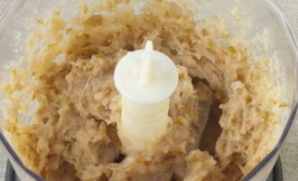 Tritureu la ceba i els calamars amb una batedora fins que quedi suau. Transferiu la barreja a un plat. Afegiu el rovell d'ou i 3,5 cullerades. pa ratllat. Sal i pebre. Barrejar.