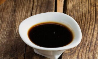 Đổ nước tương vào hỗn hợp, muối và hạt tiêu cho vừa ăn. Nếu muốn, bạn có thể thêm các loại thảo mộc yêu thích của mình.