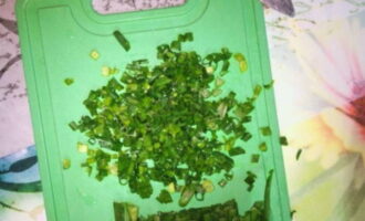 Tvätta salladslöken väl under rinnande vatten och torka med hushållspapper. Finhacka och lägg till blandningen av krabbstavar och potatis. 