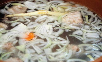 Balatan ang mga karot at gupitin sa malalaking piraso, i-chop ang sibuyas ayon sa gusto mo. Idagdag ang mga gulay at dahon ng bay sa sabaw at ipagpatuloy ang pagluluto ng isa pang 20 minuto.