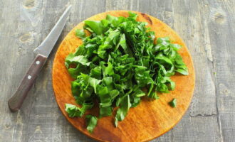 Cắt nhỏ lá và đặt chúng vào một thùng chứa sâu.