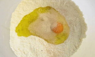 Distribuïm els ingredients a granel més a prop de les vores, deixant un forat al centre en el qual batem l'ou, hi afegim oli d'oliva i llevat sec. 