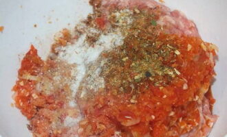 Combinați masa de legume cu carnea tocată, adăugați sare și adăugați mai multe condimente după gust.Se amestecă totul până la omogenizare și se lasă la frigider timp de patruzeci de minute. Combinați masa de legume cu carnea tocată, adăugați sare și adăugați mai multe condimente după gust. Se amestecă totul până la omogenizare și se lasă la frigider timp de patruzeci de minute.