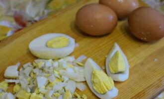 Bullir els ous de gallina, refredar-los, pelar-los i tallar-los a daus petits.