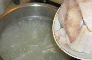 Ta bort fisken, löken och lagerbladet från pannan och sila av buljongen. Tillsätt smör och tänd elden igen. Tillsätt morötter och potatis i buljongen, tillsätt salt och peppar. När grönsakerna är kokta, tillsätt fisken i pannan och koka i ytterligare 5 minuter.
