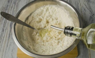 Aboqueu la resta de farina, també tamisada, en un altre recipient. Aboqueu la massa preparada primer en un recipient més gran i afegiu-hi la quantitat necessària d'oli vegetal. Afegiu la farina i la sal en diverses etapes. 