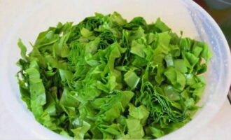 Traieu les tiges del sorrel. Si el sorrel encara és molt jove, podeu deixar-los. Talleu les fulles de sorrel a tires petites.