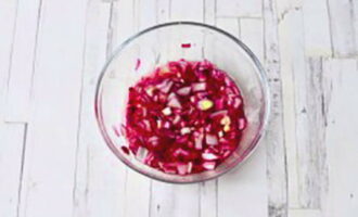 Gazpacho poate fi preparat cu ușurință acasă. Curățați ceapa, tocați mărunt și adăugați oțet, lăsați 15 minute. După aceasta, scurgeți oțetul.
