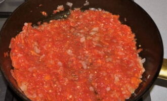 Afegiu la barreja de tomàquet a la ceba. Aquí hi afegim pasta de tomàquet, sal, espècies i hi aboquem aigua bullida. Cuini a foc lent durant uns 5-7 minuts.