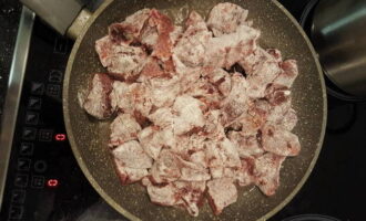Posar el producte de vedella en una paella amb oli i fregir fins que canviï de color.