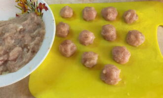 Tornem al pollastre picat. En fem petites boles llises.