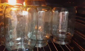 Terwijl de aardbeienpuree aan het trekken is, maak je de potten klaar. We wassen ze met frisdrank en steriliseren ze op elke handige manier (dit kan in een slowcooker, in een stoombad of in de oven). Vul de nylon deksels een paar minuten met kokend water. 