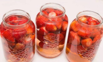 Steriliseer de pot: maak hem schoon met frisdrank en spoel hem af met water. Plaats de aardbeien op de bodem van de pot en vul deze volledig met kokend water. Laat het een paar minuten onder het deksel staan.